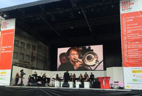 Das JugendJazzOrchester NRW unter der Leitung von Stephan Pfeifer-Galilea präsentierte sich am Sonntag auf der Hauptbühne auf dem gut gefüllten Bonner Markt